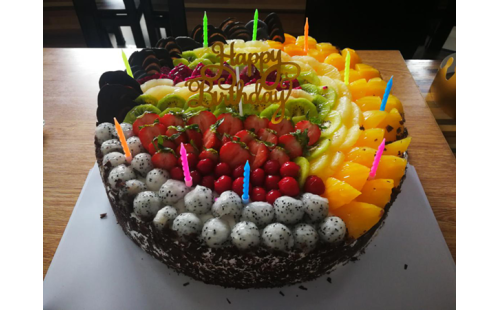 集體生日會(huì)，員工樂(lè)翻天