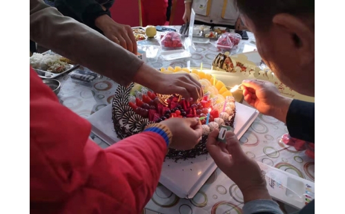 金秋十月，員工集體生日會送溫暖